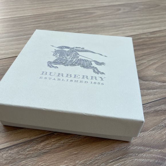 NWT Burberry Green Suede adjustable belt with Gold hardware. Comes with box - Picture 11 of 12